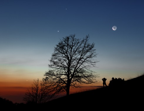 Jasné planety a Měsíc na večerní obloze. Foto: Stefan Seip.